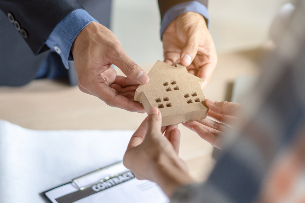 Property of the people. Classification of law. State property. Агент подбирает квартиру. The property of hate dial.